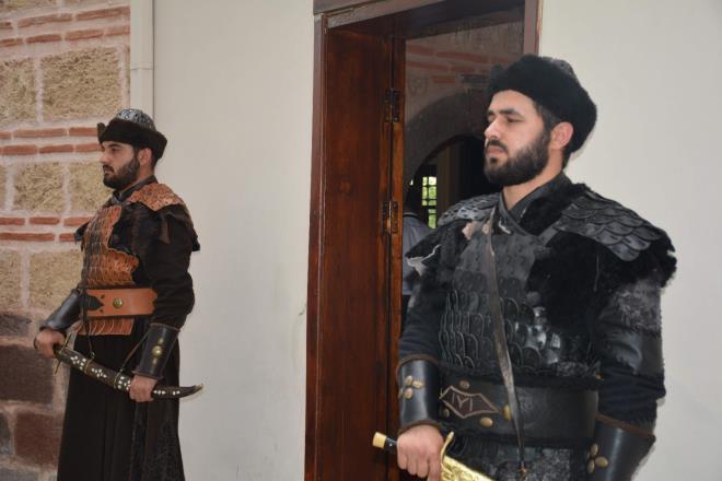 Sosyal medyadan aklama yapan Bakan Akta, "Payitaht ehri Bursa'mz, tarih boyunca birok medeniyete ev sahiplii yapmtr. Osmanl Devleti'ni douran ehir Bursa, Trkiye'nin en nemli ehirleri arasnda yer alyor. Kkl gemii ile tarih ve kltr ehri ve byk cihan devleti Osmanl'nn ilk payitaht olan Bursa'mz, bilindii zere Osmanl Devleti'nin kurucusu Osman Gazi ve evlad Orhan Gazi bata olmak zere ilk alt padiahmz da barnda barndrmaktadr. Osmanl?nn manev ruhuna sayg anlam tayan ve kkl bir devlet gelenei olan sancak nbetini devreye alma konusunda fikir alveriinde bulunduk. Ksa sre sonra Osman Gazi ve Orhan Gazi trbelerinin bulunduu alanda sancak nbeti tutulacak. Herkesin bildii zere sancan nbeti devaml ve kutsaldr. Korumak uruna gerekirse lmenin art olduu nbettir. O gnk ruhu gnmze ayn ekilde tayarak gelecek nesillerimize bunu aktarmann yannda, ehrimize gelen yabanc turistlere bir devlet geleneimizi daha sergilemi olacaz" diye konutu.