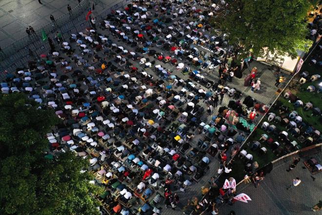 Bu arada Ayasofya'y barikatlarla kapatan gvenlik glerinden zaman zaman sosyal mesafeyi koruyun uyarlar yapld.