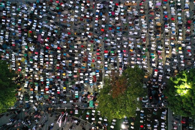 Namaz ncesinde konuan YediHilal Dernei Genel Bakan Salim Saryldz, gzel bir gnde kretmek amacyla meydanda bulunduklarn belirterek, "Haberi duyduumuz anda Rabbimize kretmek iin camimimiz almasa da kysnda, kesinde Allah'a kretmek iin buraya geldik" dedi.
