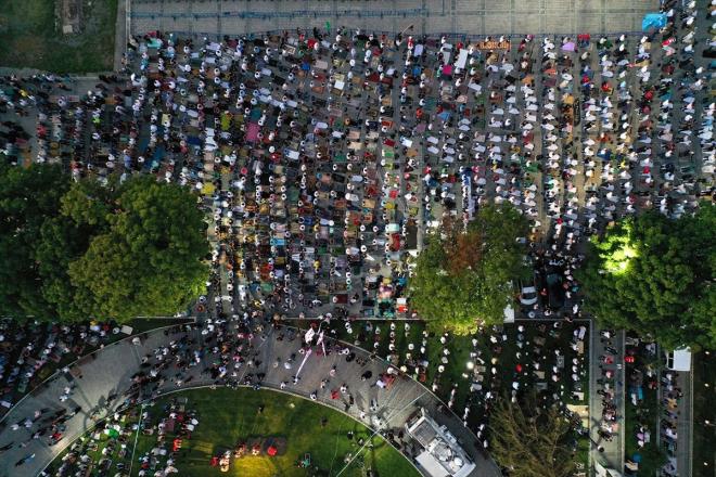 Klnan namazn ardndan Ayasofya iin dua edilirken, ok sayda turist de merakla namaz izledi.