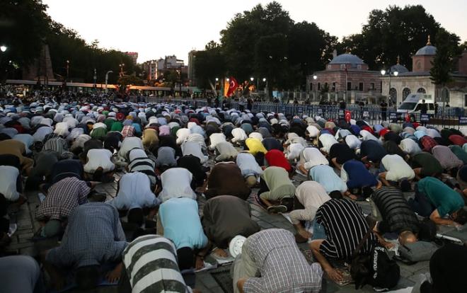 Dantayn Ayasofya'nn camiden mzeye dntrlmesine dair 24 Kasm 1934 tarihli Bakanlar Kurulu kararn iptal etmesi sonrasnda Ayasofya Meydan'na gelen bir grup vatanda burada akam namaz kld.