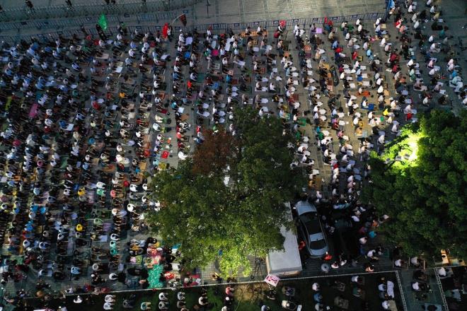 Herkesi sessizlik ierisinde namaz klmaya davet eden Saryldz, "86 yldr mcadelesini yrten, yzlerce miting yapan vakflar, imamlar, siyasi byklerimize rahmet okumak iin buraya geldik. Galip Allah'tr. Bugn Mslmanlara yeniden fethetmeyi nasip eden Allah'n, btn Mslmanlara ayn ekilde zgrl nasip edeceini biliyoruz. stad Necip Fazl'dan, Erbakan hocamza, btn siyasi riskleri gze alan Recep Tayyip Erdoan'a teekkrlerimizi sunuyoruz. Mabedin almasnda kimin emei varsa tekrar tekrar kranlarmz sunuyoruz" diye konutu.