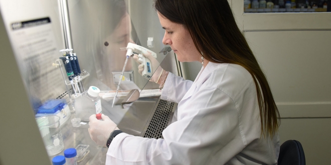 GZDEN GREREK BEYNDE LEZYON YAPIYOR  <br>  Covid-19 salgnyla sarslan ABD'nin Florida eyaletinde bir kii 'naegleria fowleri' adl tek hcreli organizmann yol at hastala yakaland. Burundan girerek beyine yerleen amipin bir haftada lme yol atnn aklanmasnn ardndan Trkiye'de de bu tr vakalara rastland belirtildi. Enfeksiyon Hastalklar ve Mikrobiyoloji Uzman Prof. Dr. Glgn Dilek Arman, 'naegleria fowleri' adl organizmann yannda 'akantamoba' ad verilen bir organizmann olduunu, bunun da gzden girerek beyinde lezyon yaptn anlatt.