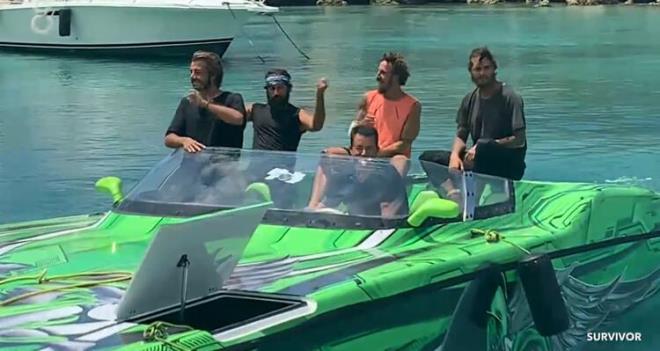 SRAT TEKNES LE TUR<br>  Yarmaclar dokunulmazlk oyunu sonras Acun Ilcal'nn srat teknesi ile Dominik sahillerinde tura ktlar. Cemal Can'n hz korkusu arkadalarn glme krizin soktu. Ekip, gezi sonras hatra fotoraf ektirdi.