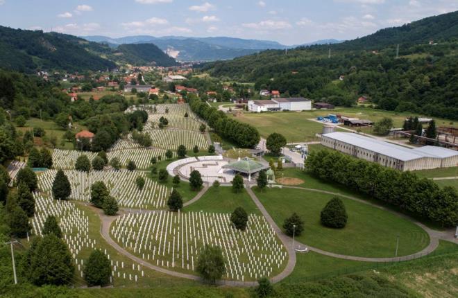 Bosna Hersek'in dousundaki Srebrenitsa'nn 11 Temmuz 1995'te Ratko Mladic komutasndaki Srp birliklerce ele geirilmesinin ardndan balayan, ksa zaman iinde en az 8 bin 372 Bonak sivilin hunharca ldrld soykrm, sadece kurban ailelerinin deil tm Bonak ulusunun da en derin yaras olarak kabul ediliyor.