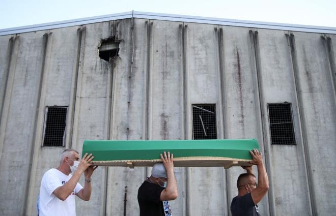 HOLLANDA DA SULU BULUNDU  <br>  Srebrenitsal Bonak sivillerin snd Hollandal BM askerlerinin soykrmdaki rol, aradan geen yllara ramen tartlmaya devam ediyor.<br>    ehrin igal edilmesinin ardndan ekilen ve kamuoyunun da aina olduu grntlerde, Hollandal komutan Thom Karremans'n 11 Temmuz 1995'te bir araya geldii Mladic karsnda el pene durmas gzden kamyor.