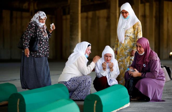 Topraa verilecek dier kurbanlar ve yalar ise yle:<br>  "Sead Hasanovic (24), Alija Suljic (26), Hasib Hasanovic (25), Zuhdija Avdagic (48), Bajro Salihovic (52), brahim Zukanovic (54), Kemal Music (27)." <br>Potoari Ant Mezarl'na bugne kadar 6 bin 643 soykrm kurban defnedilirken, bugnk cenaze treninin ardndan bu say 6 bin 652'ye ykselecek.