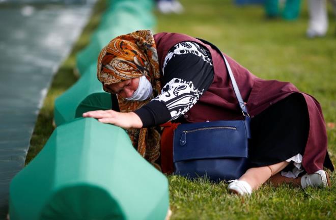 ehre giren Srplara ate ald iin Karremans'n ifadesini alan Mladic'in, grntlerin sonunda ise Karremans'a iki smarlamas ve ikilinin birlikte kadeh kaldrmas grlyor.  <br>  Hollandal askerlerin Srebrenitsa'dan uurlanmas ncesinde ise Mladic'in, Karremans ve ailesine eitli hediyeler vermesi de bir baka ilgi ekici detay olarak gze arpyor.