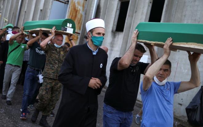 9 KURBAN DAJA NUGN TOPRAA VERLECEK  te yandan, kimlik tespiti yaplan 9 soykrm kurban, Potoari Ant Mezarl'nda klnacak cenaze namaznn ardndan ebedi huzura kavuacak.     Cenaze namaz ncesinde ise aralarnda Trkiye Cumhurbakan Recep Tayyip Erdoan'n da bulunduu birok dnya liderinin, soykrmn 25'inci yl dnm dolaysyla gnderdii grntl mesajlarn gsterilecei anma program yaplacak.      Bu yl defnedilecek soykrm kurbanlarnn en genci ldrldnde 23 yanda olan Salko bisevic, en yals ise 70 yanda ldrlen Hasan Pezic olacak.