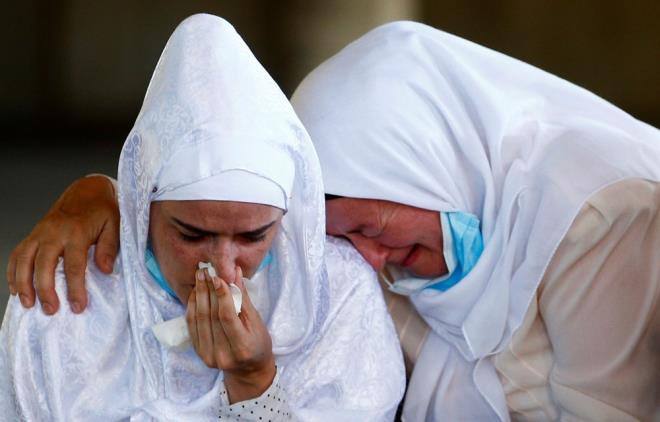 Ertesi gn ise Hollandal askerlerin yalnzca birka metre ilerisinde, ssn hemen dnda bekleyen Srp askerleri, kadn ve ocuklar otobslere bindirdi, erkekleri ise hemen orada ailelerinden ayrd.  <br>  Ailelerinden ayrlan erkekler, daha sonra katledilip farkl toplu mezarlara gmld. Kadn ve ocuklar ise yllardr yaadklar evlerinden srgn edildi.