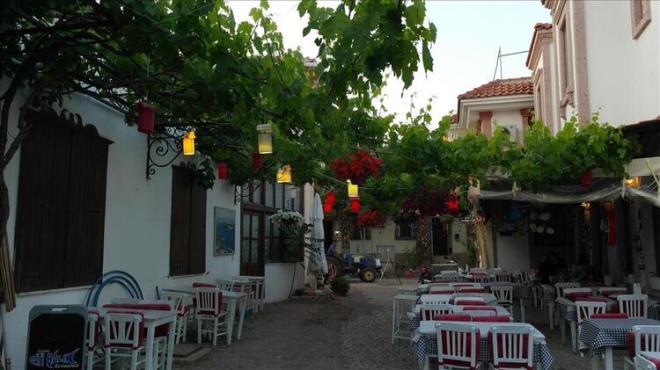 3- ADALAR / STANBUL  <br>  stanbul'da yaayp, i nedeniyle ehirden fazla uzaklaamayanlarn yazlk almak iin tercih ettii yerlerden biri olan Adalar, 9 bin TL'lik ortalama metrekare fiyatyla listede nc srada yerini alyor.