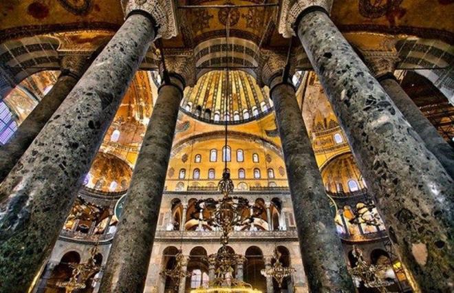 Ayasofya?da halihazrda ok sayda restorasyon devam ediyor. Bir o kadar da yeni restorasyon projeleri srada bekliyor. Binann ynetimi tamamen Diyanet leri Bakanl?na devredilirse bu restorasyonlar yarm m kalacak sorusu ska karmza kyor. Kltr Bakanl binadan tamamen ksa bile Sultanahmet Camisi?nde olduu gibi onarmlar yine Vakflar Genel Mdrl dolaysyla da Kltr ve Turizm Bakanl?nca devam edecek.