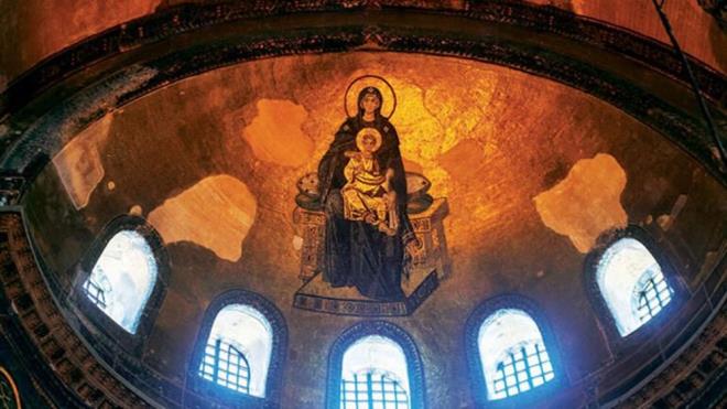 FRESKLERE SIVA YAPILMAYACAK  <br>  Ayasofya iinde yer alan fresklerin durumu en merak edilenler arasnda. Namaz klnan yerde insan sureti olmasnn caiz olmad dncesinden hareketle fresklerin stne perde ekmek, namaz vakitlerinde k yntemi ile kapatmak gibi farkl formller gndemde. Gravrlerden ve fotoraflardan tespit edildii kadaryla Osmanl dneminde fresklerin stnn ak olduu, 1850 Fossati onarmlarnda dklmelere kar fresklerin stnn rtld tespit edildi. Dolaysyla Osmanl dneminde cami olarak varln srdrrken fresklerin st akt ve bir saknca oluturmuyordu. Buradan hareketle fresklerin stlerinin rtlmemesi de bir alternatif olarak sunuluyor. Yetkililer kesinlikle svayla kapatlmayacann altn iziyor.