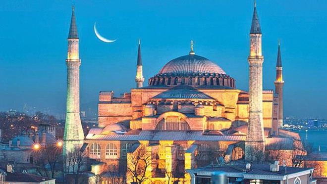 HERKESE AIK OLACAK  <br>  Ayasofya mze statsndeyken en son ziyareti says 2019?da 3 milyon 727 bin kiiye ulamt. Baz gnler gnlk ziyareti says 20 binleri geiyordu. Ayasofya ibadete aldktan sonra ziyaretiler tarihi yapy cret demeden gezecekleri iin bu saynn ok daha fazla olmas bekleniyor. Gieler kaldrlacak. steyen herkes ziyaret edebilecek. st kat galeri blmleri iin cretli ziyareti girii alternatifler arasnda yer alyor. Buraya alnacak yabanc ziyaretiler iin de randevu sistemi gndemde.