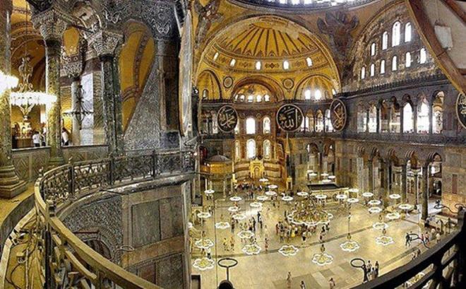 stanbul Emniyet Mdr Zafer Akta, Sultanahmet Meydan ve Ayasofya ierisinde incelemelerde bulundu. Zaman zaman polis helikopteri de blgede alak uu yapt. Sultanahmet Meydan?na giren herkes aramadan geirildi. Ayasofya'nn minareleri ve kubbelerinde inceleme yapld. 4 kiilik bir heyet tek tek minarelere kp, erefelerden fotoraf ve grnt ekti. Kubbelerin zerine kan ve incelemelerini burada da srdren ekip, almalarn gn boyu srdrd.