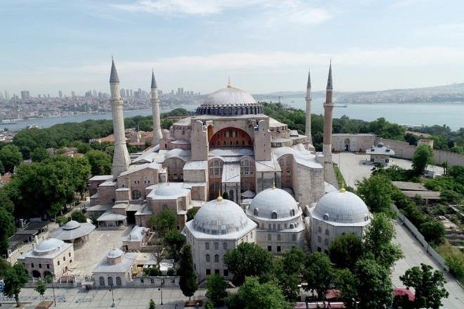 BLM KURULU KALACAK<br>    Ayasofya restorasyonlar 1993 ylndan bu yana Bilim Kurulu onayyla yaplyor. Prof. Dr. Zeynep Ahunbay, Prof. Dr. Mustafa Erdik, Prof. Dr. Nevzat lhan, Prof. Dr. Seluk Mlayim gibi alannda uzman akademisyenlerden oluan kurul Ayasofya?nn ihtiyac olan onarmlar belirliyor ve bu onarmlarn olumas iiin hazrlanan restorasyon projelerini denetleyip takibini yapyordu. Yeni sistem ile bu yntem de tarihe mi karacak? Bakanlk yetkilileri 1500 yllk yapnn her an restorasyona ihtiyac olduunu ve doru ve bilimsel uygulama yapabilmek iin de bilim kurulunun art olduunu belirtiyor. Bu nedenle hangi ynetim biimi tercih edilirse edilsin bilim kurulunun deimeyecei ve bunun Cumhurbakanl?na nerilecei kaydediliyor.
