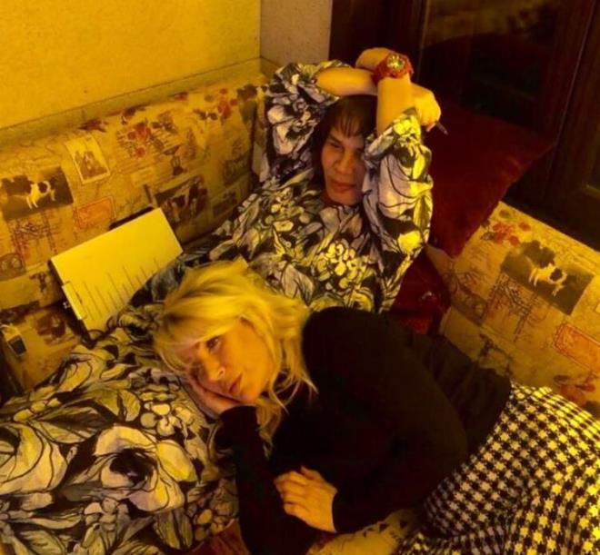 SEDA SAYAN<br>  Canm Sezen'im... Koca yrekli halk ozanm... Kalbini sevdiim, gzel baklm... Seni ok seviyorum! Doum gnn kutlu olsun...