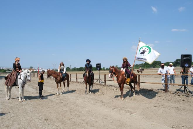 ?Yln 12 ay herkes istifade edecek?  <br>  &#8232;Rahvan atln salkl bir ekilde gelecek nesillere tamak amacyla yenilenen tesisin Bursa Rahvan ve Yar At Binicileri Spor Kulb Dernei?ne tahsis edildiini dile getiren Bakan Akta, rahvan atlarnn barnaca tesislerde atl gezintilerin gerekletirileceini belirtti. Atl sporlarla ilgili birok faaliyete tesisin ev sahiplii yapacan dile getiren Bakan Akta, ?200 dnmlk rnl tesisimizin hayrl ve uurlu olmasn temenni ediyorum. Bir teekkr de mekann teekklnde emei ve gayreti olan smet Bykataman?a da teekkr ediyorum. Dernek Bakan Erdin nen?e ve btn at sevdallarna baarlar diliyorum. Tesisin olumasnda byk emekleri olan Recep Altepe bakanmza da ayrca teekkr ediyorum. Buras tm Bursa'nn rahvan atlar spor tesisi olacaktr. Kz ve erkek tm ocuklarmz, byklerimiz bu mekandan yararlanacaktr. Atl sporlar her yatan insann yaplabilecei bir spor daldr. Bu tesisler yln 12 ay herkesin istifade edebilecei buluma mekan olacaktr. Atl sporlar, ecdadmzdan bize kalan mirastr? diye konutu.