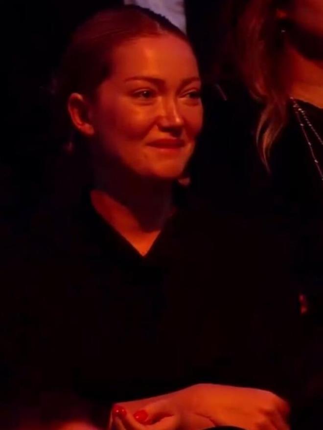 Cemal Can'n yakn dostu Danla Bilic de tribnde yerini ald. Cemal Can, sahneden Bilic'i pck yamuruna tuttu. 'OK ZORDU ANNE'