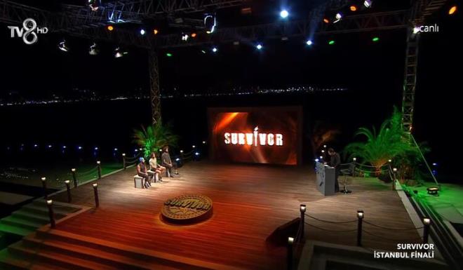 DENZN ORTASINA DEV SAHNE  <br>  Galataport'taki canl yayn saatler nce balad. Finalin ilk aya iin denizin ortasna devasa bir sahne kuruldu. Survivor'dan daha nce elenen yarmaclar tribnde yerini ald.
