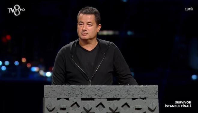 Acun Ilcal; Bar, Cemal Can ve Yasin'i alfabetik olarak sahneye davet etti. Dominik'teki 40 derece scakla alk olan Ilcal, kendisini hissettiren souk hava ve rzgar karsna zor anlar yaad.