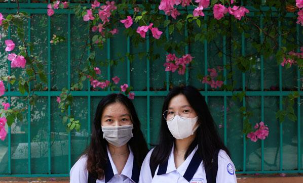 yleyse Vietnam kresel eilimi nasl yakalad ve corona virs salgnndan byk lde kamay nasl baard? Halk sal uzmanlarna gre cevap, hkmetin erkenden kat nlemler almas, titiz temas takibi ve karantinaya alma ile etkili kamu iletiiminden kaynakland. Vietnam, lkede ilk Covid-19 vakasnn tespit edildii 23 Ocak?tan haftalar nce koronavirs salgn iin hazrlanmaya balad. O zamanlar, in makamlar ve Dnya Salk rgt (DS), virsn insandan insana bulatna dair 'ak bir kant' bulunmadn ileri srmlerdi. Ancak Vietnam bunun doru olmadn anlad.