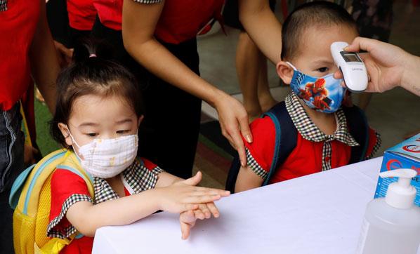 Kendisini hayata dndren doktorlara teekkr eden ngiliz pilot, en ksa srede Vietnam'a geri dneceini sylyor. Resmi medya ise, Stephen Cameron'n iyilemesi iin 200 bin dolar harcandn duyurdu. <br>Peki, Vietnam'daki kat nlemler ekonomiye nasl yansd? Reuters, pandeminin Gney Asya lkesinde 31 milyon alan etkilediini ve isizliin ykselme riski bulunduunu bildiriyor. Yl sonuna kadar 5 milyon Vietnaml iini kaybedebilir.