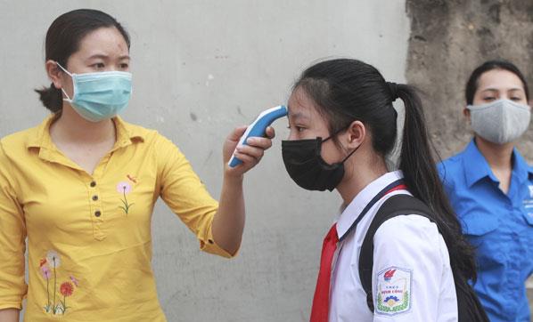 23 Ocak'ta Vietnam ilk iki koronavirs vakasn dorulad. Vietnam'da yaayan bir inli ve babas, Wuhan'dan gelen akrabalar tarafndan ziyaret edilmiti. Vakalarn ertesi gn, Vietnam'n havaclk yetkilileri Wuhan'a tm gidi-dn uularn iptal etti. <br>lkede Ay Yeni Yl bayram kutlanrken, Babakan Nguyen Xuan Phuc koronavirse kar sava ilan etti. 27 Ocak'ta yaplan acil bir Komnist Parti toplantsnda "Bu salgnla mcadele etmek dmana kar savamak gibi? aklamasn yapt.