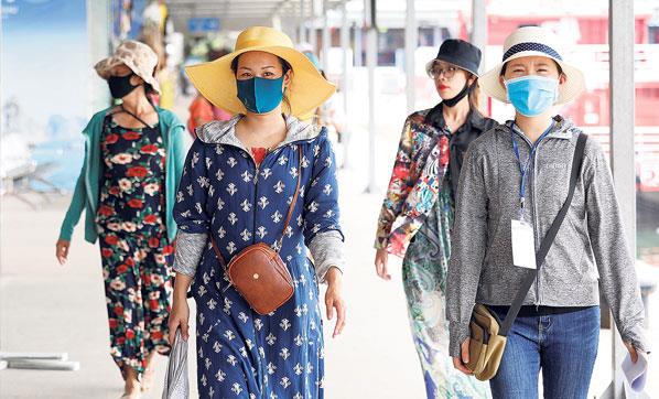 BBC, zorunlu karantinann ok kat ekilde uygulandn, polisin baz mahallelerde kimsenin sokaa kmasna izin vermediini bildirdi.