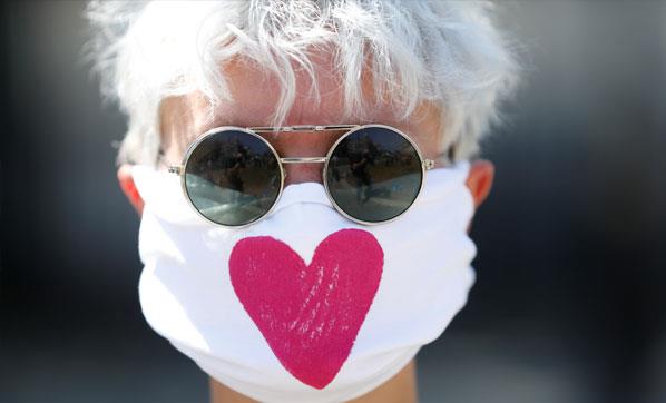 Salgn haftalarca hafife alan ve gribe benzeten ABD lideri Donald Trump ise, seimlerin yaklamasyla lkesinin yaad felaketin stn kapatmaya urayor. Trump, ilk kez maskeli bir ekilde kameralarn karsna geti.