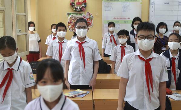 1 ubat'ta Vietnam, lke apnda kaydedilmi alt vaka nedeniyle ulusal acil durum ilan etti. Vietnam ve in arasndaki tm uular durduruldu, ardndan ertesi gn in vatandalarna verilen vize askya alnd. Mart sonunda ise tm yabanclarn Vietnam'a girii yasakland. <br> hafta boyunca, Mart aynda Vietnam'n yurt dndan dnen vatandalar nedeniyle yaanan ikinci dalgaya kadar yeni enfeksiyon grlmedi. Ardndan yetkililer Covid-19 hastalarnn temaslarn titizlikle takip ettiler ve onlar zorunlu iki haftalk karantinaya aldlar. <br>Ulusal Hijyen ve Epidemiyoloji Enstit?nde doktor Pham, "ok gl bir sistemimiz var: 63 ildeki hastalk kontrol merkezlerimiz ve 700'den fazla blgede 11 binden fazla komn salk merkezimiz var. Hepsi temaslar izleyerek birbirine bildiriyor" dedi.