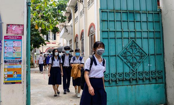Vietnam'da hastal en ar ekilde atlatanlardan biri, ngiliz pilot Stephen Cameron oldu. Vietnam Havayollar'nda alan 43 yandaki pilot, aylar sonra hastaneden taburcu tekerlekli sandalyeyle taburcu edildi.<br>Reuters haber ajans, pilotun Mart ay banda Vietnam'a vardn, bir barda elendikten  gn sonra hastaneye yatrldn bildiriyor. Tm Vietnam'n '91 nolu hasta' olarak bildii pilot'un durumu kritikti.<br>Akcierlerinin yzde 10 kapasiteyle alt pilotun uzun sre Vietnam'n ilk koronavirs kurban olaca tahmin edildi. Haziran ayna gelindiinde Stephen Cameron'a akcier nakli yapld.