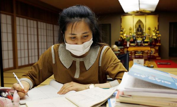 Kamboya'nn komusu 7 milyon nfuslu Laos'ta da benzer bir tablo var. Gney Asya lkesinde yalnzca 19 koronavirs vakas kaytlara geti.