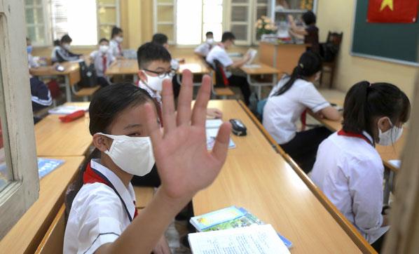 Vietnam Ulusal Enfeksiyon Kontrol Departman Bakan Yardmcs Pham Quang Thai, "Sadece DS'nn aklamasn beklemiyorduk. Dardan ve ieriden topladmz verileri inceleyerek erken harekete gemeye karar verdik" diyor. Ocak aynn balarnda, Hanoi Uluslararas Havaalannda Wuhan'dan gelen yolcular iin scaklk taramas yapld. lkenin ulusal yayncs, o srada atei bulunan gezginlerin izole edildiini ve yakndan izlendiini bildirdi. Ocak ay ortasnda ise snr kaplarnda, havaalanlarnda ve limanlarda sert nlemler hayata geti.