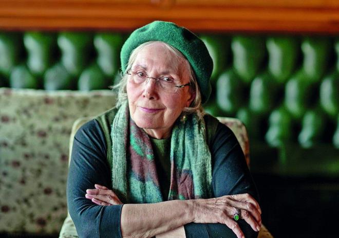 Adalet Aaolu, 1986 ylnda (HD) nsan Haklar Dernei'nin kurucular arasnda yer ald. Ancak Temmuz 2005'de HD'nin tek yanl rk-milliyeti bir tutum takndn belirterek ve "PKK yanls politika izliyorlar" diyerek istifa etti.