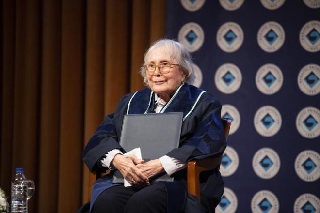 Ankara'nn ilk zel tiyatrosu olan "Meydan Sahnesi"'nin kurucular arasnda oldu. Meydan Sahne Dergisi'ni kard. 1953 ylnda tiyatro konusunda grg ve bilgisini arttrmak zere Paris'e gitti. 1953 ylnda yazd ?Bir Piyes Yazalm? tiyatro oyunu 1953&#8242;te Ankara?da sahnelendi. lk romann yazana kadar oyun yazarln srdrd. st ste yazd oyunlarla altml ve yetmili yllarn nde gelen oyun yazarlarndan oldu.