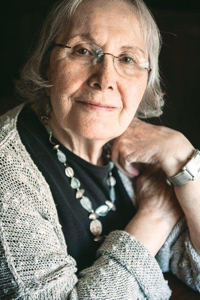 Adalet Aaolu nereli? Ei ve ocuklar kim?  <br>  Adalet Aaolu, 13 Ekim 1929 tarihinde Ankara, Nallhan?da domutur. Babas Hafz Mustafa Smer?dir. Drt ocuklu bir ailenin ikinci ocuu ve tek kzdr. Tiyatro ve sinema oyuncusu, oyun yazar Gner Smer kardeidir. lkokulu Nallhan?da okudu sonra 1938 ylnda Ankara?ya tandlar. Ortaokul ve liseyi Ankara Kz Lisesi'nde tamamladktan sonra 1950 ylnda Ankara niversitesi Dil ve Tarih-Corafya Fakltesi'nin Fransz Dili ve Edebiyat blmnden mezun oldu.