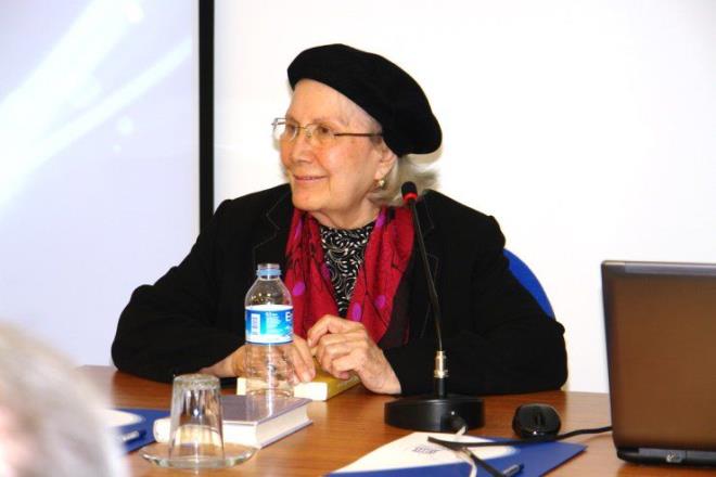 1983 ylndan beri stanbul'da yaayan Adalet Aaolu, 1996 ylnda ciddi bir trafik kazas geirdi ve iki yl hastanede yatt. Adalet Aaolu, 1954 ylnda mhendis Halim Aaolu ile evlendi.