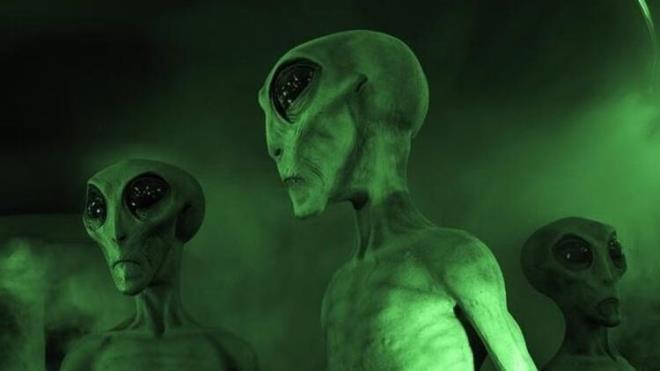 2010 ylnda Discovery Channel'a konuan Hawking, uzayllarn Dnya'y kaynaklar iin talan edip yoluna devam edebilme ihtimalinden endielendiini sylemiti: