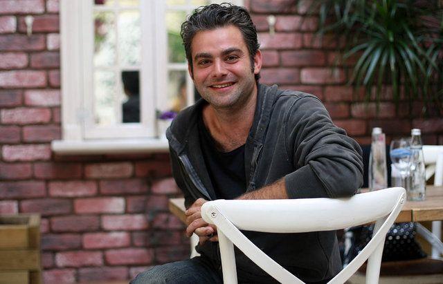 Murat Eken, 7 Austos 1980 tarihinde stanbul'da dodu. Vehbi Ko Vakf Ko zel Lisesi'ni bitirdikten sonra New York'ta bulunan Rensselaer Polytechnic Institute'a balad.