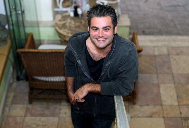 nc snfta Makine Mhendislii blmn yarda brakp Trkiye'ye dnd. Eitimine Mjdat Gezen Sanat Merkezi Konservatuvar Tiyatro blmnde devam etti.