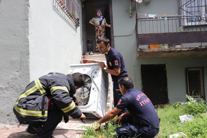 Eve gelen yal kadnn oullar da ylan karamaynca durumu itfaiye ekiplerine haber verdi. hbar zerine olay yerine gelen itfaiye ekipleri, ylann makinenin iine saklanmas nedeniyle uzun sre ylan karamad.