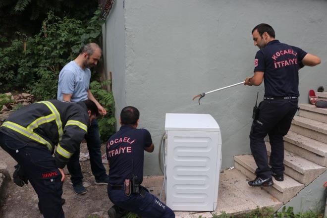 amar suyu dklnce sakland yerden kt  <br>  Makineyi tamamen sken ekipler, yine baarsz olunca makinenin iine amar suyu dkt. Ekiplerin dkt amar suyu kokusundan rahatsz olan ylan sakland yerden knca itfaiye ekipleri ylan tutarak makineden kard. amar makinesinin paralanmasna neden olan ylan, itfaiye ekiplerince alnarak baka bir alanda doaya salnd.