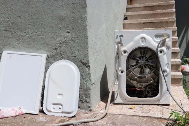 "Makineye de zarar vermi olabiliriz?  <br>  Ylan karmak iin makineyi paraladklarn syleyen yal kadnn olu Erdem Kara, ?Annemin evine geldim ylan var diye. Ylann mutfaa girdiini grmler. Sonra baktk amar makinesinin iine girmi. tfaiyedeki arkadalar yardmc oldular sa olsunlar. Sonuta hayvan doaya salacaklar. Baya bir kuytu kelere girdi. Makineye de zarar vermi olabiliriz? dedi.