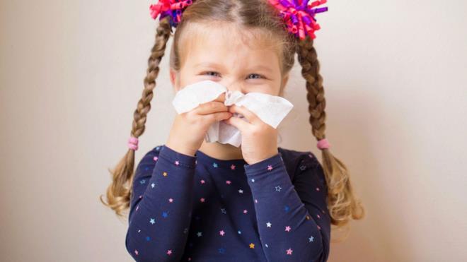 "Serin bir yere geilmesi, oturarak burnu elimizin iaret ve baparma arasna alarak en az be dakika sktrlmas, enseye buz uygulanmas, kanama durdurucu burun spreyleri kullanlmas faydal olacaktr.   <br>  ayet bu yaplanlarla kanama durmuyorsa en yakn salk kuruluuna bavurulmas gerekebilir. Bu durumda tampon yaplarak kanama genellikle durdurulur.   <br>  Burun kanamas yks olanlarn yaz aylarnda biraz daha dikkatli davranmalar ve gerekli nlemleri almalar daha az sklkla bu sorunu yaamalarna neden olacaktr."