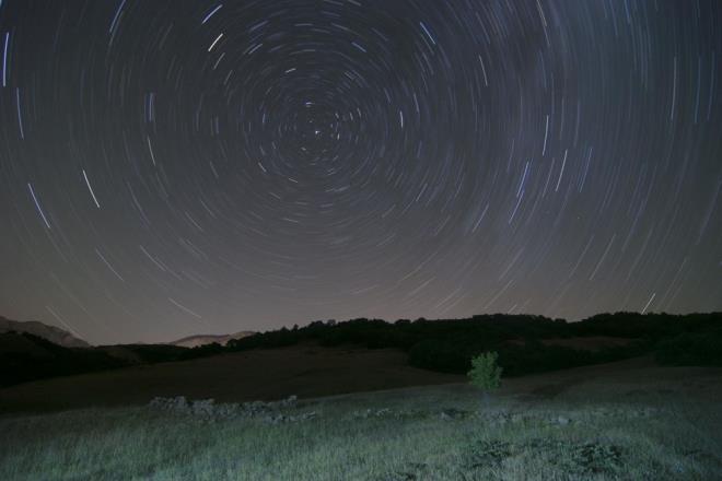 Dnyann kendi ekseni etrafnda dnmesinden yararlanlarak uzun pozlama tekniiyle ekilen yldzlar, kutup yldz evresinde oluturduu dairesel hareketlerde grsel bir leni yanstt.