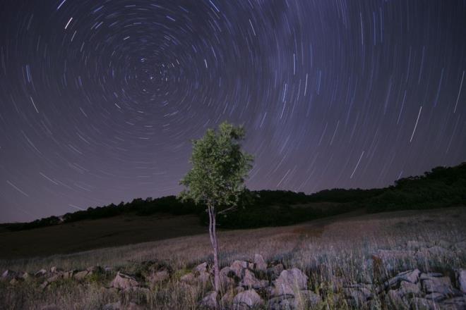 Munzur Dalar arasndaki 1500 rakml Ovack'ta, uzun pozlama tekniiyle grntlenen yldzlar gkyznde byleyici grntler oluturdu.