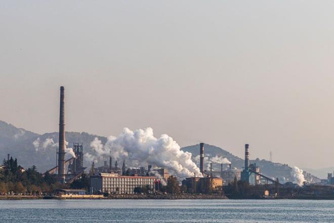 "nsanlar bitkisel diyetlere ynelmeli"  <br>  ?Karbondioksitteki art hala savalmas gereken bir olgu, ancak metan gazyla meydana gelen kresel snma ok daha ciddi sonular dourabilir. Drone ve uydular kullanarak metan sper yayclarn bulma frsatlar konusunda iyimserim. Ancak, bir milyar besi inei ve bir milyar koyundan gelen emisyonlar gz ard ediliyor ve bunun azaltlmas gerekiyor ? diyen Rob, metan gaz emisyonlarnn azalmas iin kresel et tketimindeki artn nlenmesi gerektiini ve insanlarn daha bitkisel diyetlere ynlenmesi gerektiini aklad.