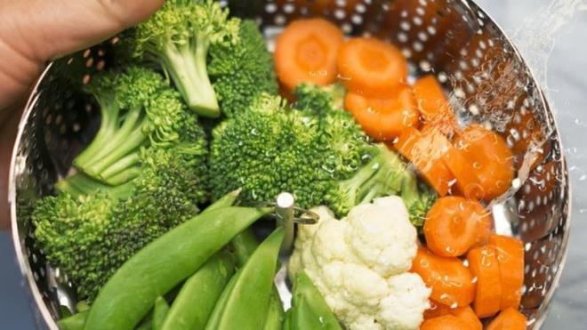 K VTAMN: K vitamini ciltteki morluk ve rkleri tedavi ediyor. zellikle ameliyat yaralarnda nemli bir faydas olan K vitamini, gz alt morluklarn da gideriyor. Yal yemeklerin yenmedii yaz gnlerinde yeil yaprakl sebzelerden K vitamini bolca alabilirsiniz. K vitamini maydanoz, marul, brokoli gibi yeil yaprakl sebzelerde bulunuyor.