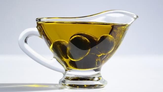 E VTAMN: Yaz veya k aylarnda tketmeyi sevdiiniz kuru yemilerden E vitamini alabilirsiniz. Ay ekirdei, badem ve fndk gibi rnlerle zeytin, zeytinya ve soya fasulyesinden E vitamini alabilirsiniz. E vitamini cildi korur, gne nlarna kalkan olur.